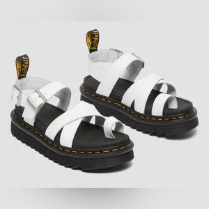 DR MARTENS AVRY HYDRO LEATHER STRAP SANDALS. SIZE 9.